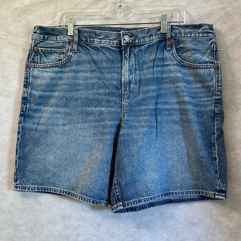 American Eagle Strigid 8" Perfect Bermuda Shorts Size 16 Low Rise Medium Wash